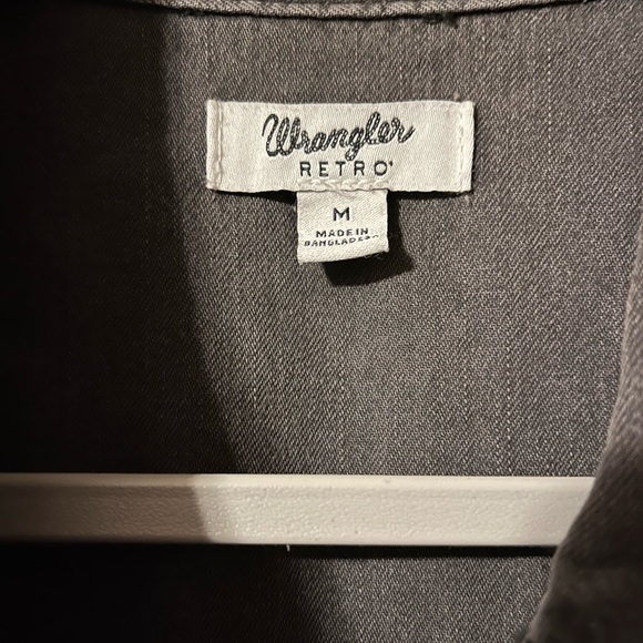 Wrangler Retro Women’s Distressed Sleeveless Snap Cropped Western Shirt - Picture 3 of 8